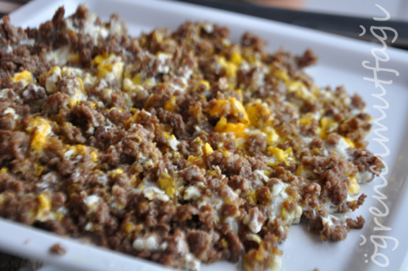 Kavurmali Yumurta (Fried eggs with cubed beef)
